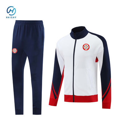 Kolaylık ve nemden korunma için takım logosu ve 145 gramlık kumaş ağırlığı olan futbol gömlekleri